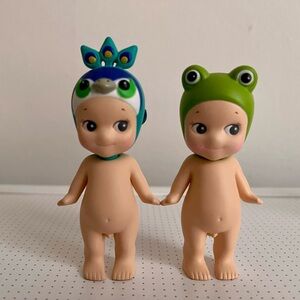 Sonny Angel Style Kids Figurine Set – Green Frog & Blue Peacock Hats